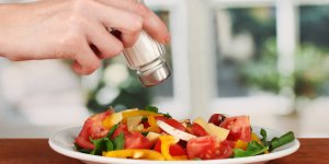 Ajouter du sel a son assiette, une habitude a risque de diabete de type 2