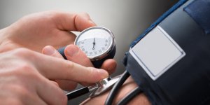 Yeux rouges : un symptome d-hypertension arterielle ?