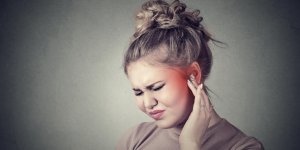 Bouchon de cerumen dans l-oreille : comment le dissoudre ?
