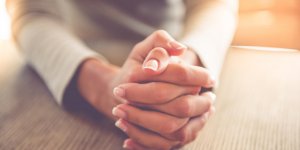 Tremblement des mains : un symptome de Parkinson