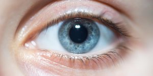 Œil qui saute : un signe d-AVC de l-œil ?