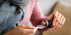 Sirops antitussifs a base de pholcodine : l-ANSM recommande de ne pas en prendre durant l-epidemie !