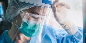Pandemie : 21 % des medecins britanniques veulent abandonner leur carriere