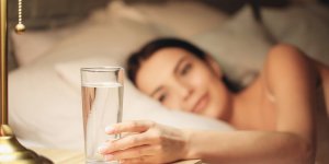 Pourquoi il ne faut pas boire le verre d-eau pose sur votre table de chevet