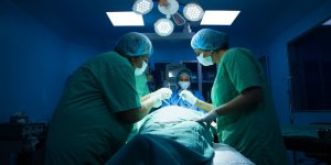 Une femme se reveille sur la table d’operation, comment est-ce possible ? 