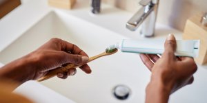 Les 2 erreurs que vous faites probablement en vous brossant les dents qui peuvent les rendre jaunes