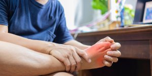 Acide urique : comment traiter les crises de goutte ? 