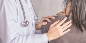 Syndrome de l’épaule gelée : les symptomes qui doivent vous alerter 