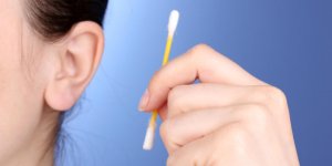 Bouchons dans l-oreille : 6 causes auxquelles on ne pense pas