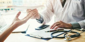 L’effet “blouse blanche” multiplie par deux le risque de maladies cardiaques