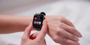 Embolie pulmonaire : une femme enceinte sauvee par sa montre connectee