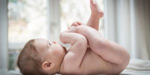 Plaque rouge sur la peau de bebe : un signe d-allergie ?