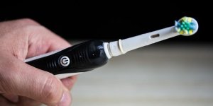 Le brossage des dents avec une brosse electrique