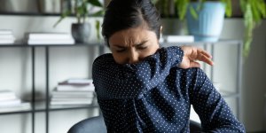 Un medecin partage son astuce secrete contre la toux persistante