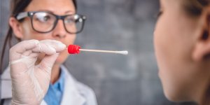Covid-19 : le test salivaire, plus efficace que le test nasopharynge ?