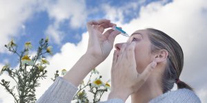 Yeux : comment faire un lavage oculaire avec du serum physiologique
