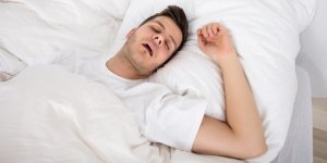 Ronflement : 3 conseils pour trouver la bonne position pour dormir