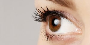 Tache sur l-oeil qui bouge : le symptome de quoi ?