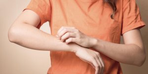 Plaque rouge sur la peau : identifier une reaction allergique