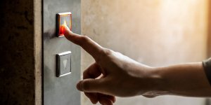 Covid 19 : elle prend l’ascenseur et provoque 71 contaminations
