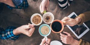 Cafe : ses amateurs marchent plus, mais dorment moins