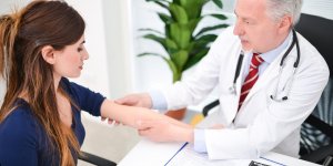 Douleurs rhumatismales : quel medecin consulter ?
