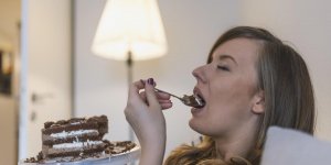 Envie de grignoter : pourquoi cela peut etre une consequence de Parkinson
