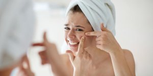Boutons sur le visage : le stress en cause ?
