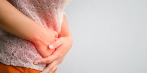 Douleurs abdominales : les causes possibles