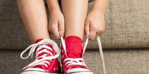 Elle contracte une septicemie mortelle en essayant des chaussures pieds nus