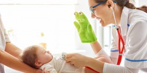 Mon enfant a un rhume de hanche : est-ce contagieux ?