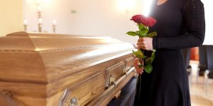 Les 7 choses qui se passent une fois le cercueil ferme