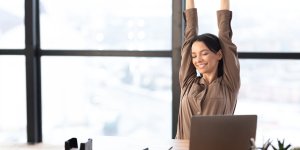 Maux de dos : 5 etirements a faire sur une chaise