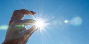 Pourquoi le soleil peut-il donner des boutons sur la peau ?