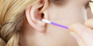 Oreille qui saigne apres son nettoyage : que faire ?