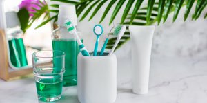 Mauvaise haleine : 3 bains de bouche naturels proposes par le dentiste