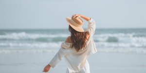 Cheveux : 4 astuces pour les proteger du soleil