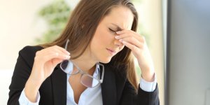 Yeux qui piquent : un signe de fatigue oculaire