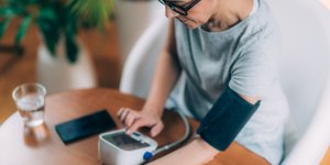 Hypertension : le sel pourrait affecter davantage les femmes que les hommes