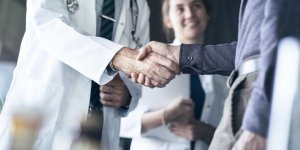 Covid-19 : une centaine de personnes contaminees par un medecin sans masque 