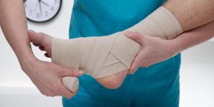 Entorse : comment la soigner