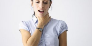 Glaires dans la gorge : quand faut-il consulter ? 
