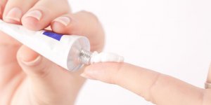 Dermatite : les cremes a base de cortisone peuvent aggraver vos problemes de peau