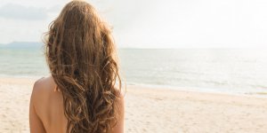Cheveux : poussent-ils plus vite en ete ?
