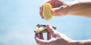 Ampute de l-avant-bras apres avoir mange des fruits de mer contamines