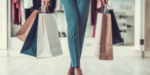 Soldes : lavez vos vetements neufs, recommande l’Anses