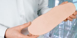Arthrose du genou : les semelles orthopediques comme traitement