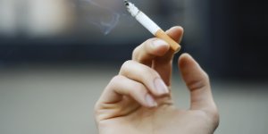 Covid-19 : porter un masque serait nefaste pour les fumeurs