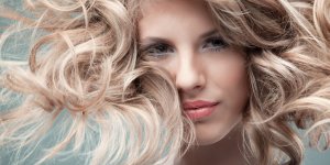 5 couleurs de cheveux qui rajeunissent selon un coiffeur