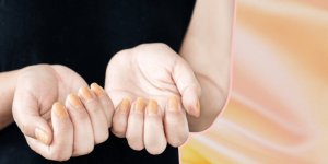 Ongles jaunes : 7 causes possibles et comment les dejaunir